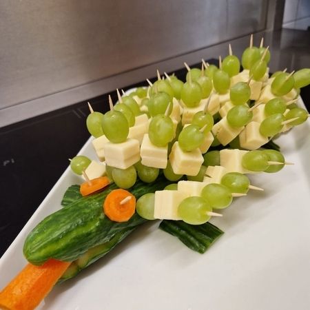 Krokodil aus Gemüse, Obst und Käse